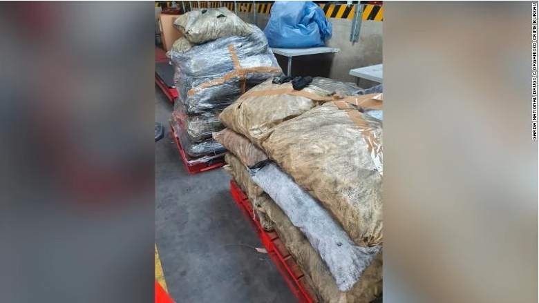 為蒙混過關(guān)，4000萬美元的毒品喬裝成黑木炭混進集裝箱！