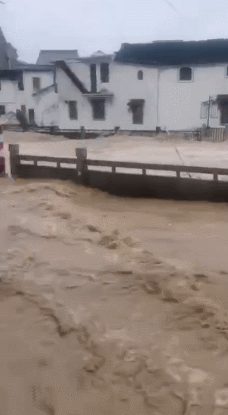 警報(bào)！臺(tái)風(fēng)“煙花”來(lái)了：山洪沖入村莊、民居被淹，浙江省已進(jìn)入Ⅰ級(jí)響應(yīng)