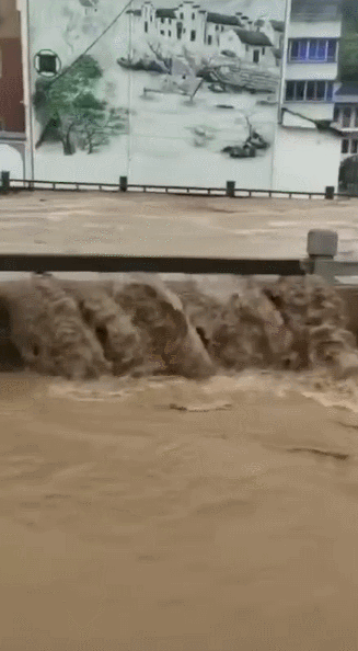 警報(bào)！臺(tái)風(fēng)“煙花”來(lái)了：山洪沖入村莊、民居被淹，浙江省已進(jìn)入Ⅰ級(jí)響應(yīng)