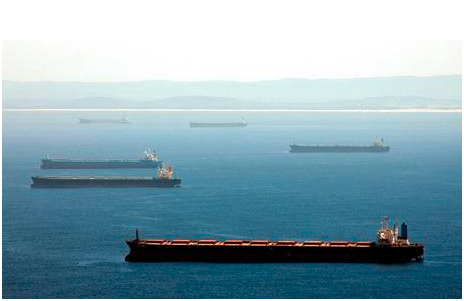 "噠! 噠! 噠!" 這種船就像印鈔機(jī), 每天吐出3萬(wàn)美金! 印錢能力翻著滾漲! ...關(guān)鍵時(shí)還不忘拉一把"窮親戚"