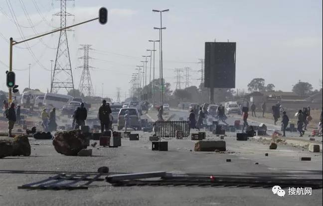 警惕！該國(guó)爆發(fā)27年來最致命暴力事件，碼頭關(guān)閉、倉(cāng)庫(kù)受損，貨運(yùn)遭受中斷！