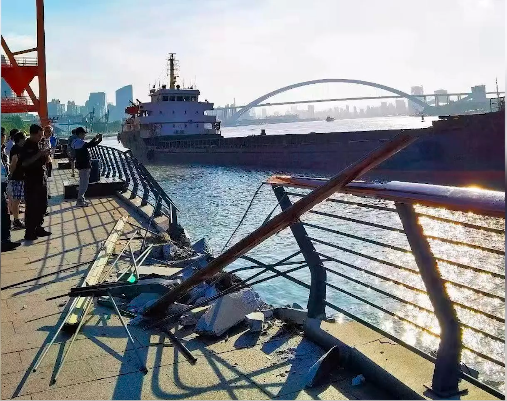 突發(fā)！徐匯濱江段, 又又又有貨船撞岸了! 一頭沖來!... 護(hù)欄變形, 船舷受損