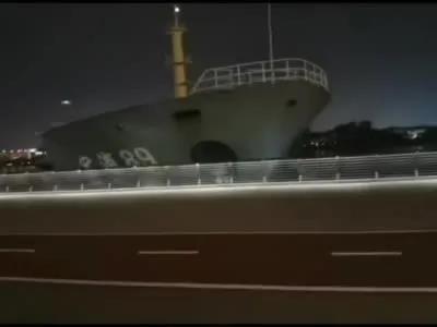 突發(fā)！徐匯濱江段, 又又又有貨船撞岸了! 一頭沖來!... 護(hù)欄變形, 船舷受損