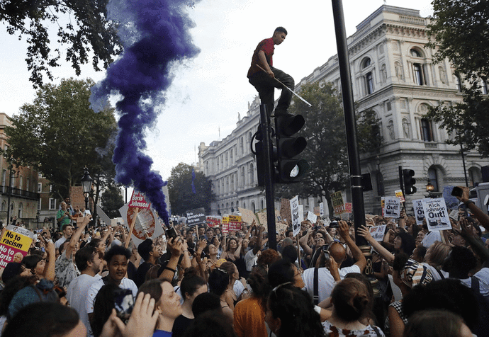 放棄了！英國(guó)政府將宣布民眾“與新冠共存”，解除掉所有防疫措施