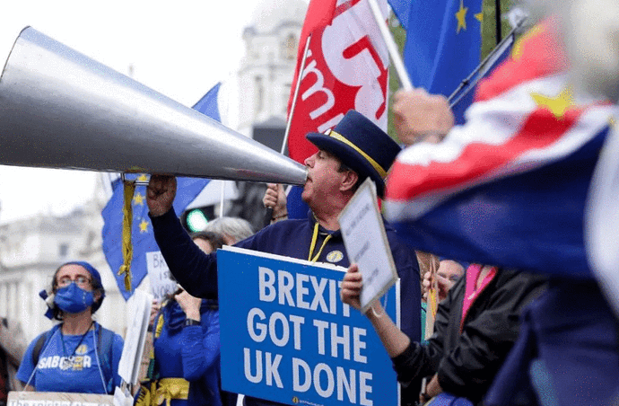 放棄了！英國(guó)政府將宣布民眾“與新冠共存”，解除掉所有防疫措施