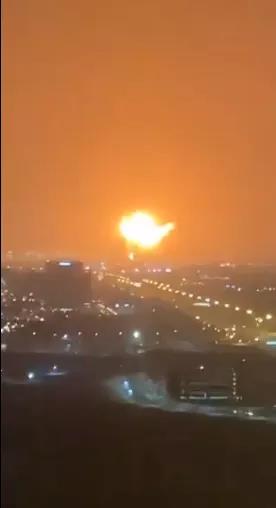 火光沖天！又一港內(nèi)集裝箱貨輪爆炸起火，又是危險(xiǎn)品惹的禍！