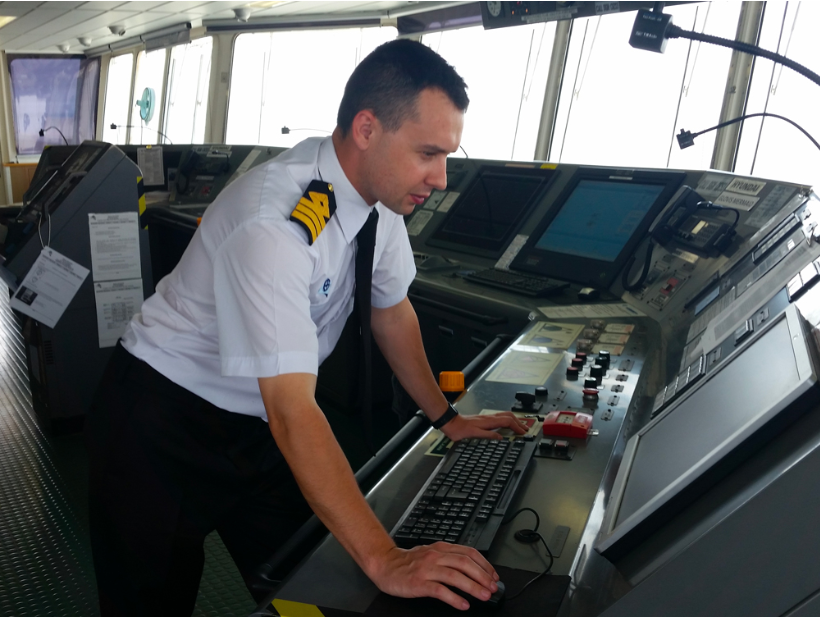 '船員換班再入'虎口'！海上被困人數(shù)激增,