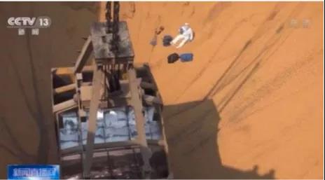 大海撈針！從6.7萬噸貨艙大豆里，青島海關(guān)挖出215公斤毒品！