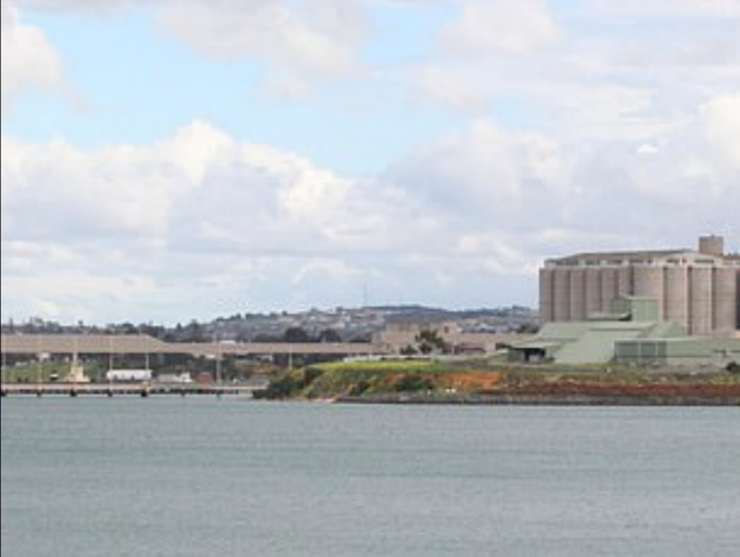 '凌晨2點，兩名船員從船上出逃！