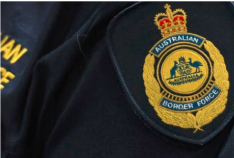 '凌晨2點，兩名船員從船上出逃！