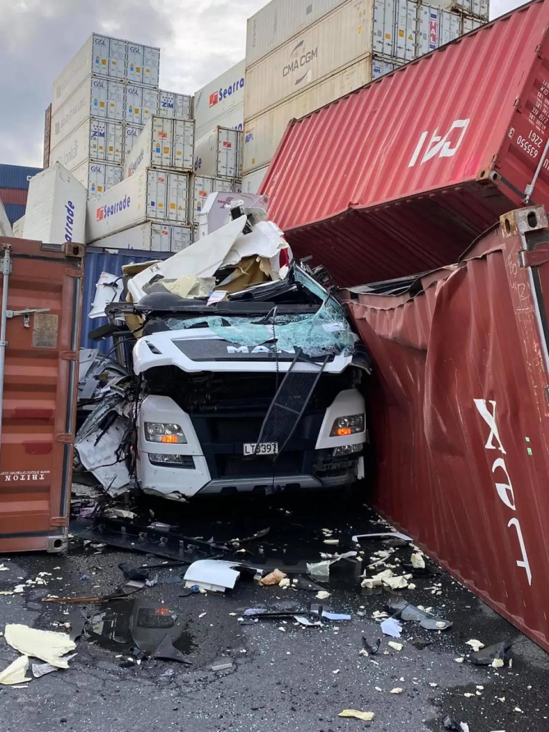龍卷風(fēng)襲擊奧克蘭港！數(shù)十個(gè)集裝箱砸落損毀！場(chǎng)面狼藉！