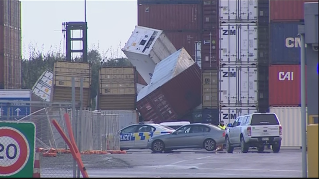 龍卷風(fēng)襲擊奧克蘭港！數(shù)十個(gè)集裝箱砸落損毀！場(chǎng)面狼藉！