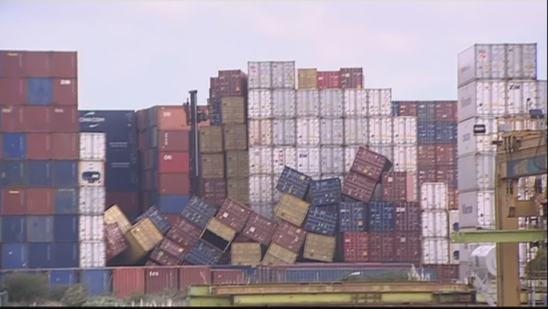 龍卷風(fēng)襲擊奧克蘭港！數(shù)十個(gè)集裝箱砸落損毀！場(chǎng)面狼藉！