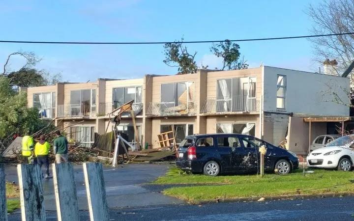 龍卷風(fēng)襲擊奧克蘭港！數(shù)十個(gè)集裝箱砸落損毀！場(chǎng)面狼藉！
