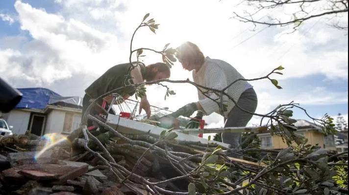 龍卷風(fēng)襲擊奧克蘭港！數(shù)十個(gè)集裝箱砸落損毀！場(chǎng)面狼藉！