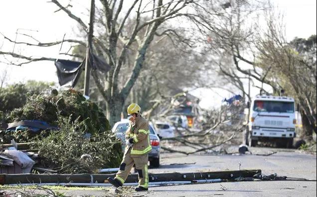 龍卷風(fēng)襲擊奧克蘭港！數(shù)十個(gè)集裝箱砸落損毀！場(chǎng)面狼藉！