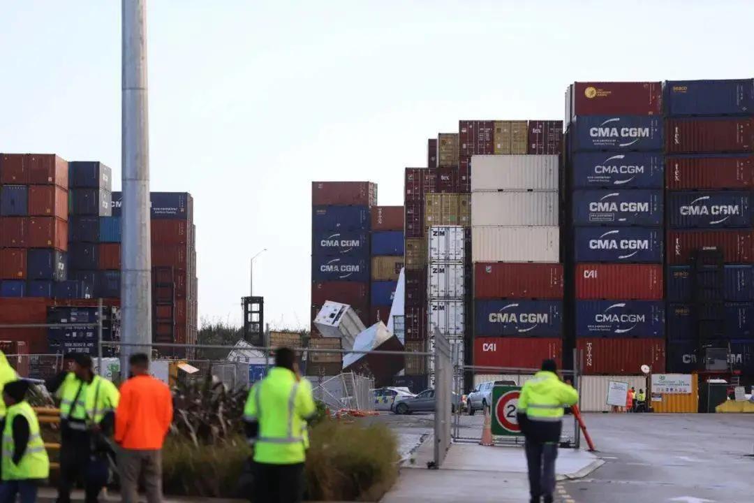龍卷風(fēng)襲擊奧克蘭港！數(shù)十個(gè)集裝箱砸落損毀！場(chǎng)面狼藉！