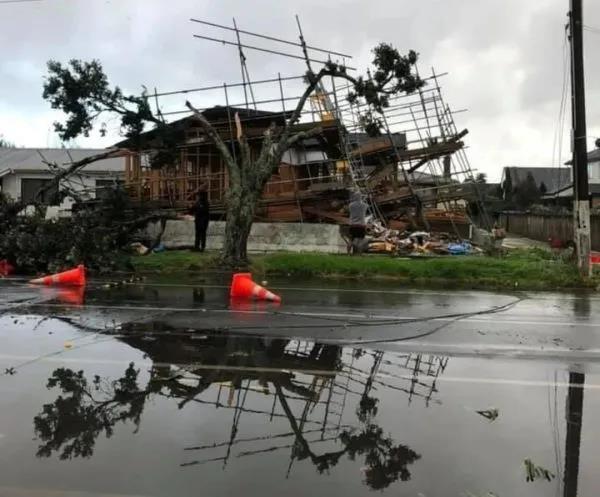 龍卷風(fēng)襲擊奧克蘭港！數(shù)十個(gè)集裝箱砸落損毀！場(chǎng)面狼藉！