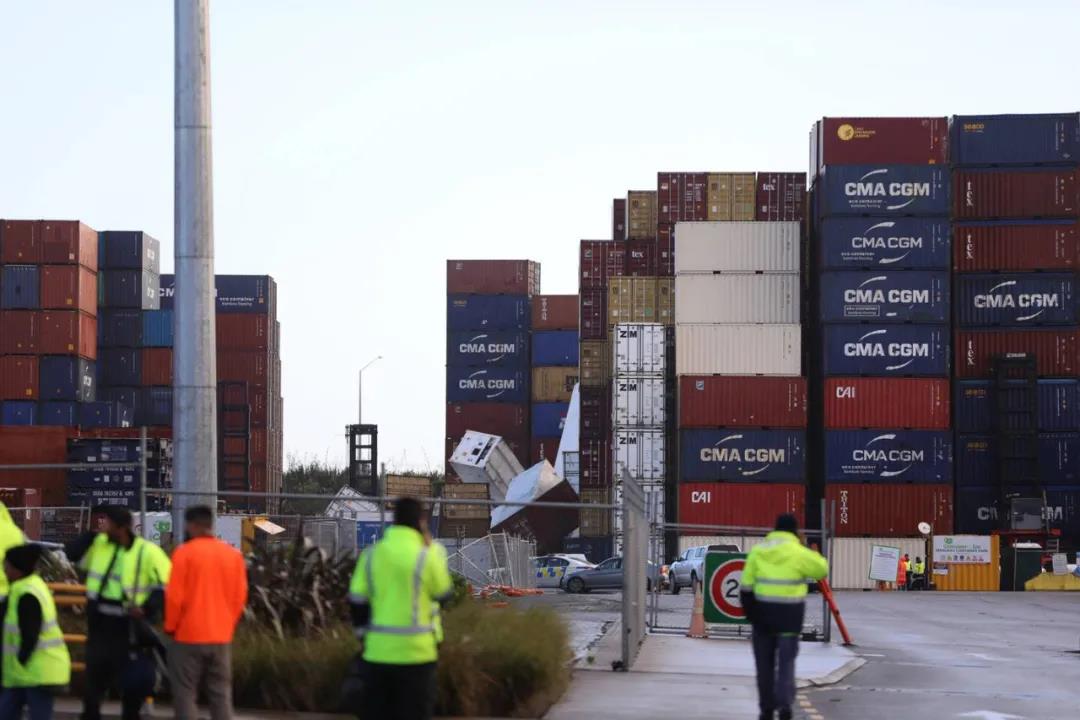 奧克蘭港遭遇龍卷風(fēng)，造成嚴(yán)重破壞！堆垛倒塌，30噸重貨柜被吹起