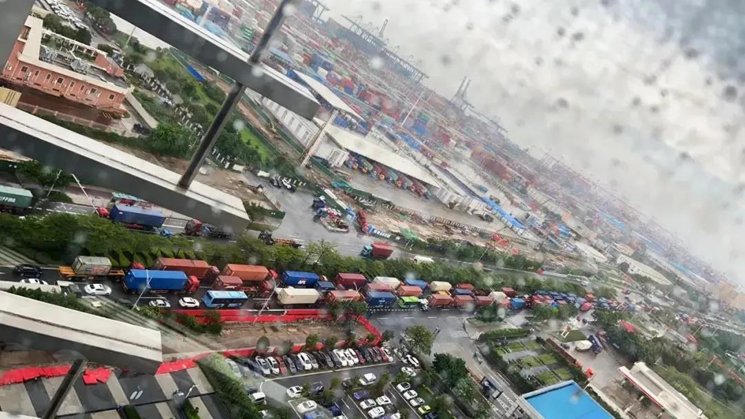 近40艘集裝箱船在等待，100條航線受到影響，鹽田港擁堵至少需一周才能解除