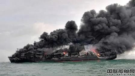 火終于滅了！這艘“新船”已經(jīng)被燒得面目全非