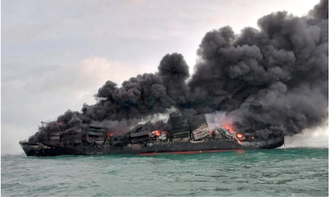 新船剛滅完火, 轉(zhuǎn)頭就是驚天大爆炸! 貨全毀, 船將沉，船員還確診! 只因硝酸包裝不當(dāng)？