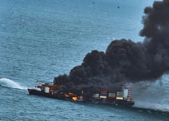 慘！集裝箱船連燒5天后爆炸！箱子被大火災吞噬還有8個落海，已宣布共同海損！