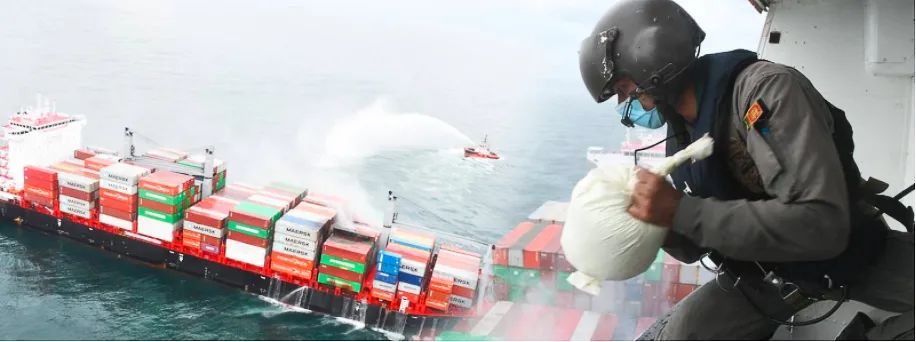 慘！集裝箱船連燒5天后爆炸！箱子被大火災吞噬還有8個落海，已宣布共同海損！