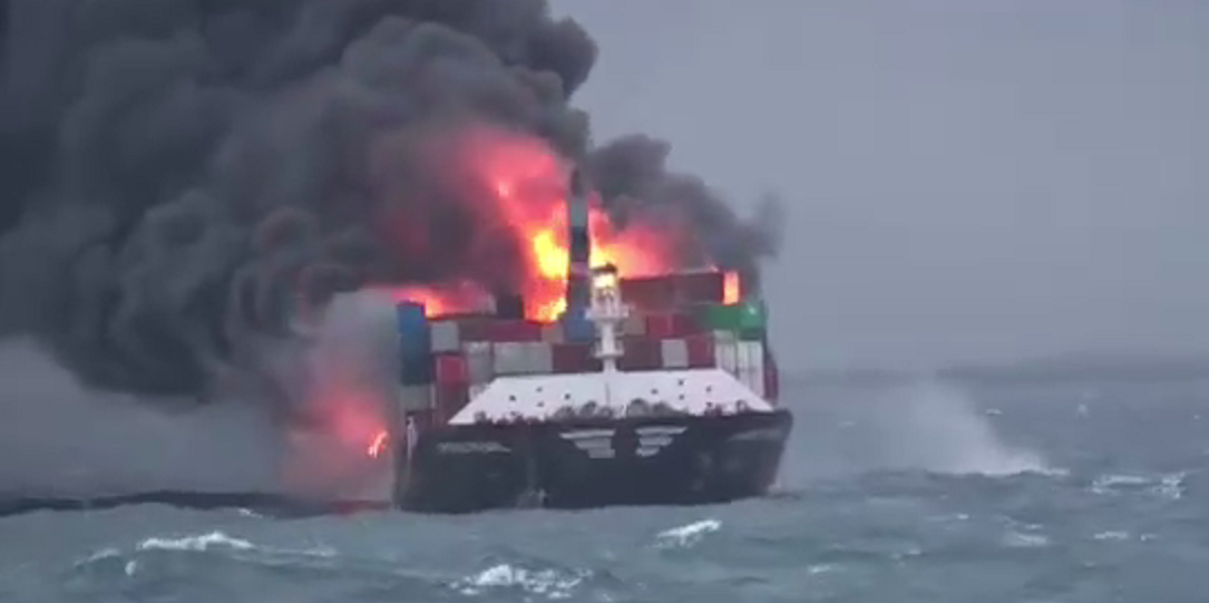 慘！集裝箱船連燒5天后爆炸！箱子被大火災吞噬還有8個落海，已宣布共同海損！