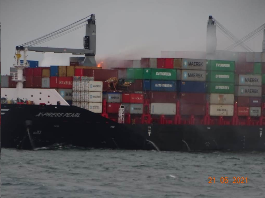 慘！集裝箱船連燒5天后爆炸！箱子被大火災吞噬還有8個落海，已宣布共同海損！