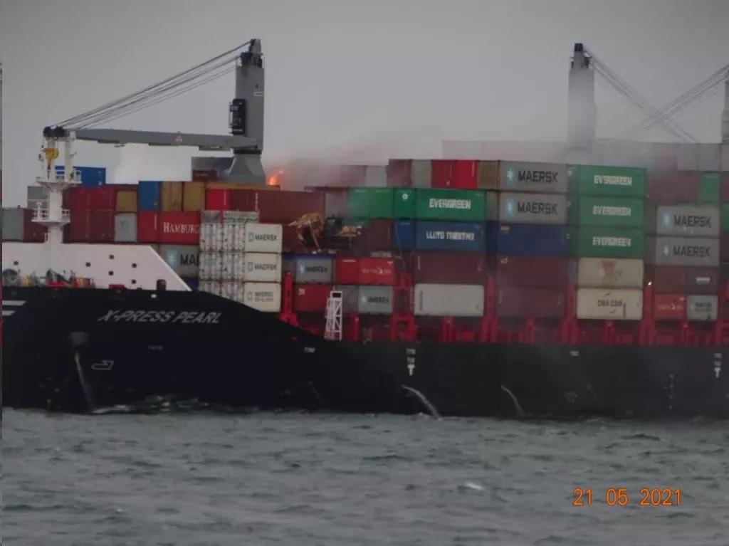 突發(fā)！一艘載有1486個(gè)集裝箱的貨船著火！船上載有危險(xiǎn)品