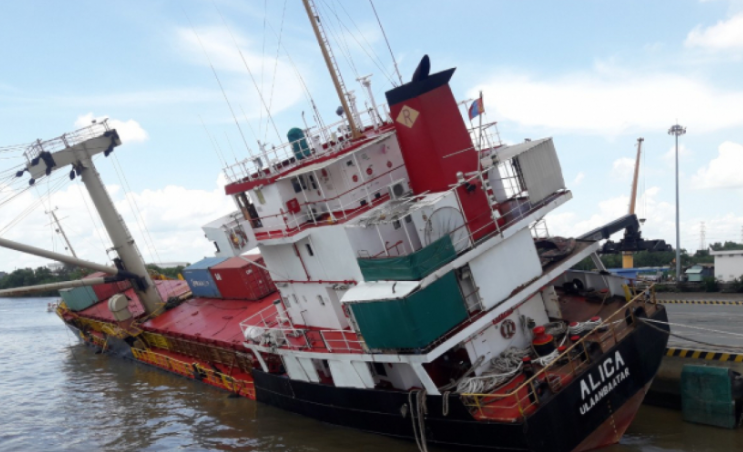 胡志明市港口貨船傾覆，18個(gè)集裝箱掉入河中！事故原因查明！