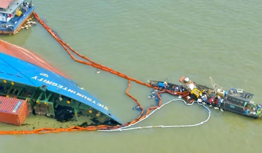 胡志明市港口貨船傾覆，18個(gè)集裝箱掉入河中！事故原因查明！
