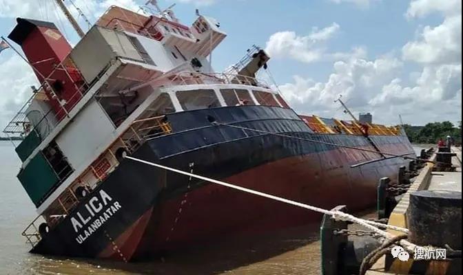 事故丨一船舶傾倒，18個集裝箱落水，事發(fā)越南最大港