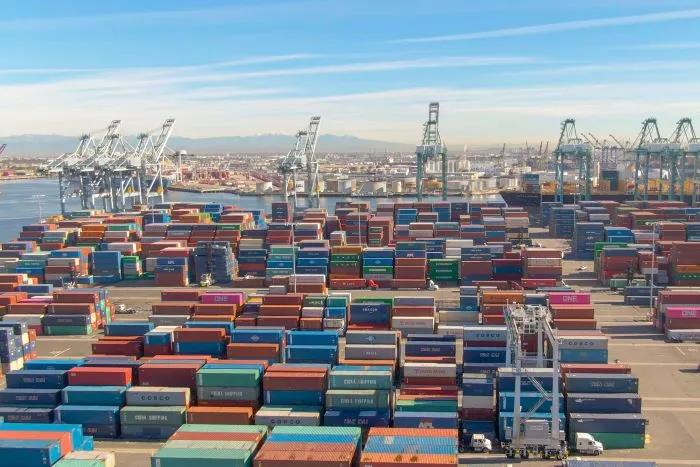 供應(yīng)鏈延誤導(dǎo)致美西再陷擁堵！馬士基對(duì)8月貨量發(fā)出警告，呼吁托運(yùn)人盡快還箱