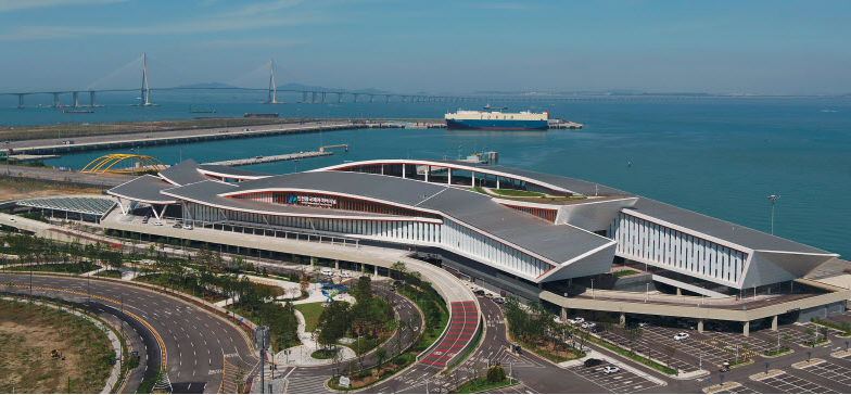 突發(fā)！韓國(guó)仁川港, 一中國(guó)船員遭集裝箱擠壓身亡! ... 正拔插頭, 一集裝箱突然倒退! ...血的教訓(xùn): 作業(yè)溝通太重要!