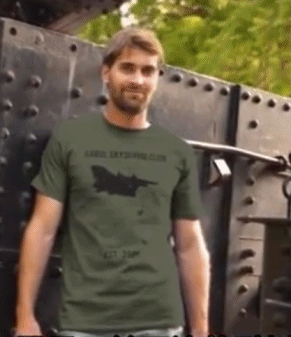 又吃人血饅頭！美國電商平臺竟售賣印有阿富汗飛機墜人T恤！