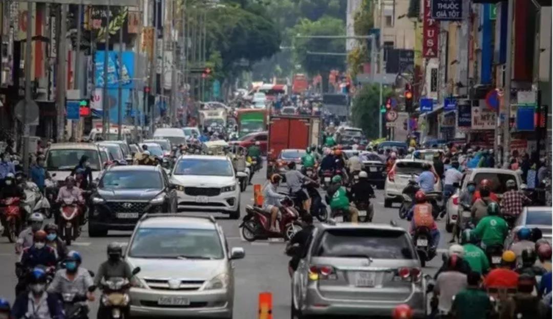 瘋了！單日爆增23萬！用獸藥治療新冠！再封城！物資大搶購！不戴口罩，千人大集合！法國、英國、德國、日本、韓國疫情大匯總！