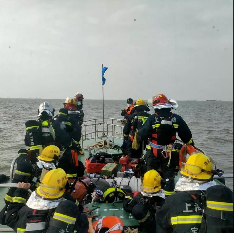 長江上海段寶山錨地一集裝箱船起火 船上11人全部獲救