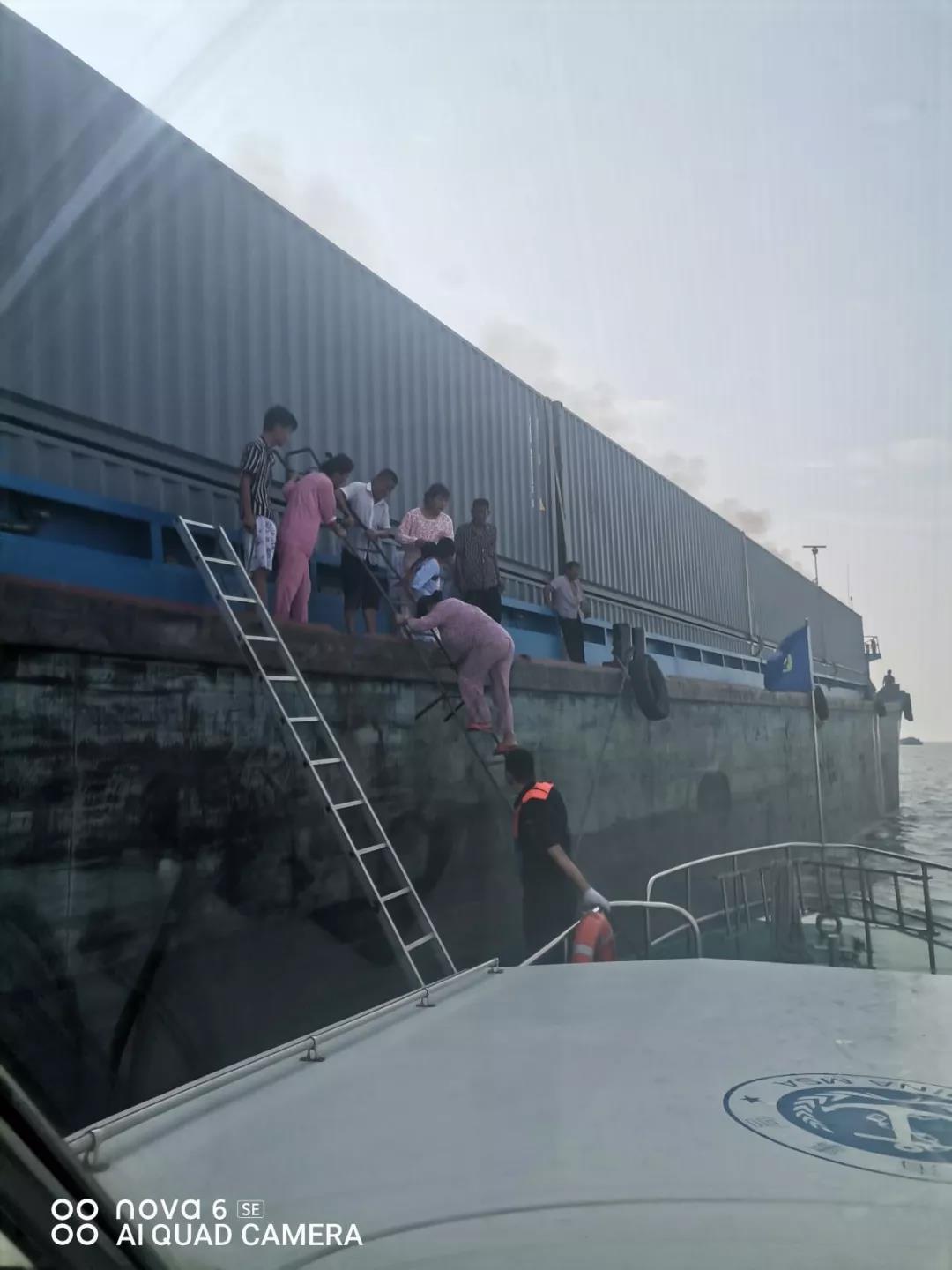 長江上海段寶山錨地一集裝箱船起火 船上11人全部獲救