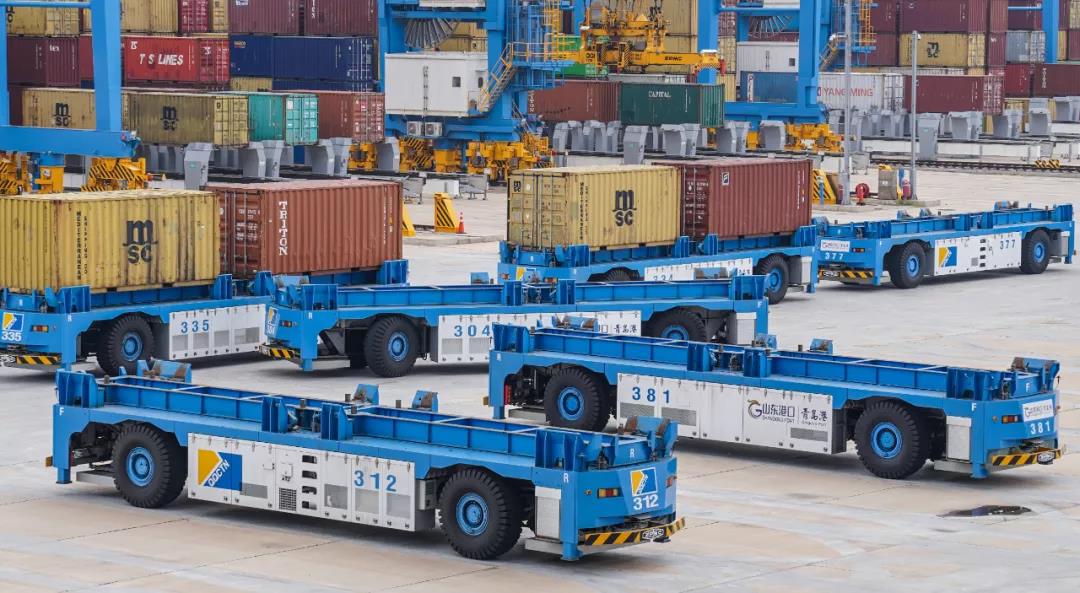 52.1自然箱/小時(shí)！山東港口青島港全自動(dòng)化碼頭，創(chuàng)橋吊單機(jī)效率新世界紀(jì)錄