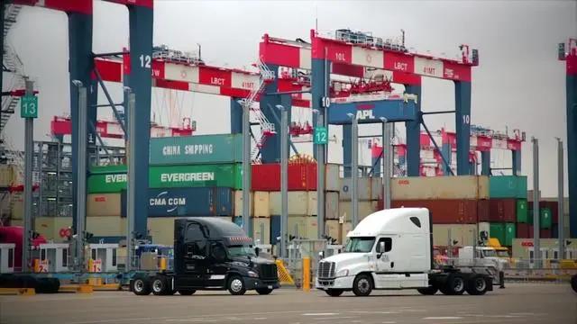 中美航運(yùn)費(fèi)暴漲500%！美國集裝箱堆積如山，中國卻“一箱難求”