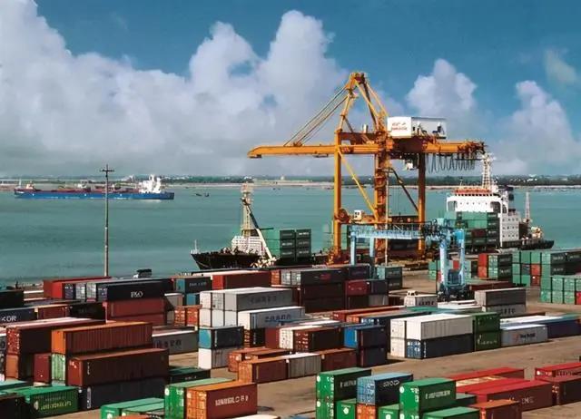 中美航運(yùn)費(fèi)暴漲500%！美國集裝箱堆積如山，中國卻“一箱難求”