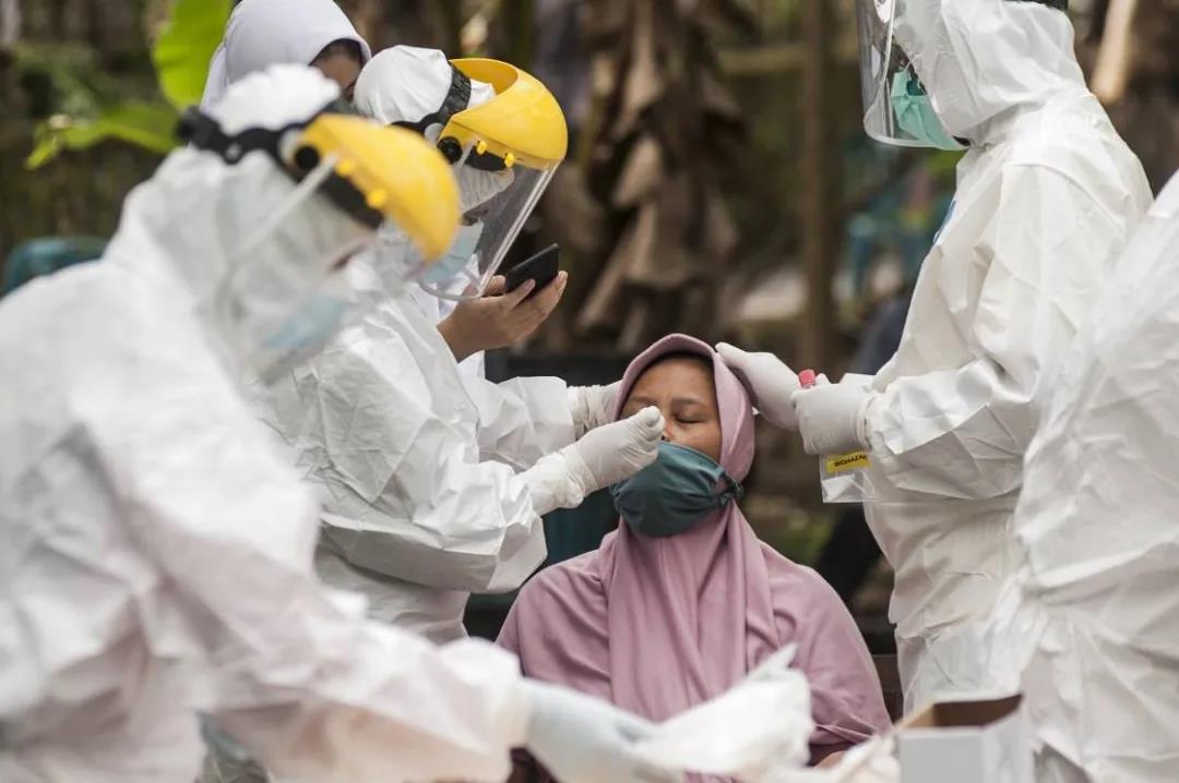 解封鎖，保經(jīng)濟！東南亞多國走向“與病毒共存”，向疫情“妥協(xié)”……