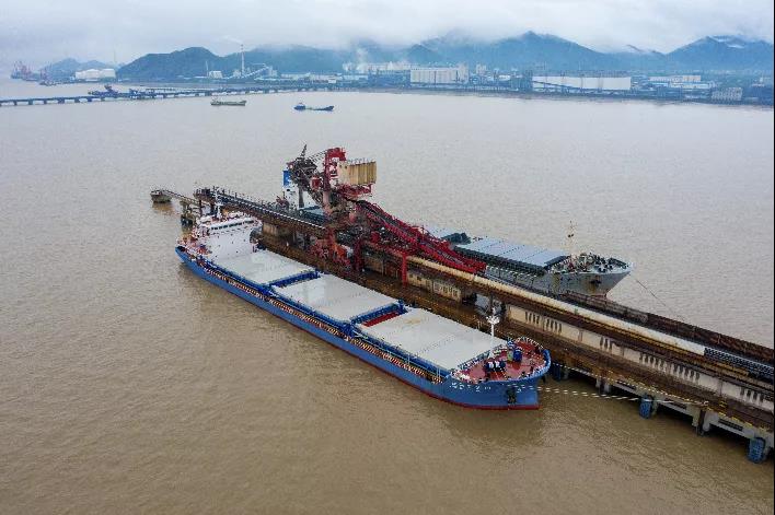 全國(guó)首制2艘服務(wù)長(zhǎng)江中游1.4萬(wàn)噸特定航線江海直達(dá)散貨船投入運(yùn)營(yíng)
