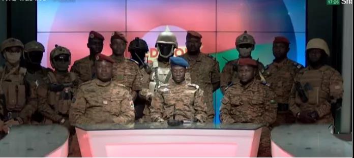 突發(fā)！國(guó)家政變，軍方解散政府，總統(tǒng)被關(guān)押！全國(guó)宵禁、學(xué)校停課2天，中國(guó)使館緊急提醒！