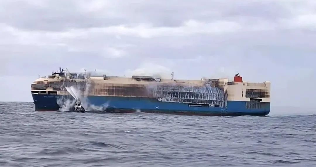 連燒七天！一艘滿載數(shù)千輛豪車的貨船在大西洋突發(fā)起火，有保時(shí)捷、奧迪、賓利......