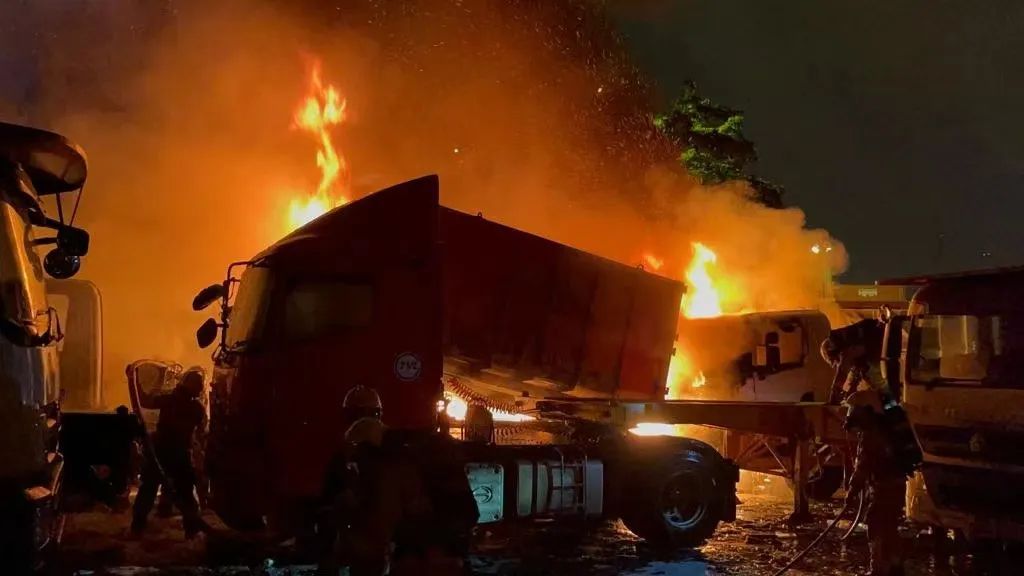 突發(fā)！香港一貨柜碼頭14輛貨車爆炸起火