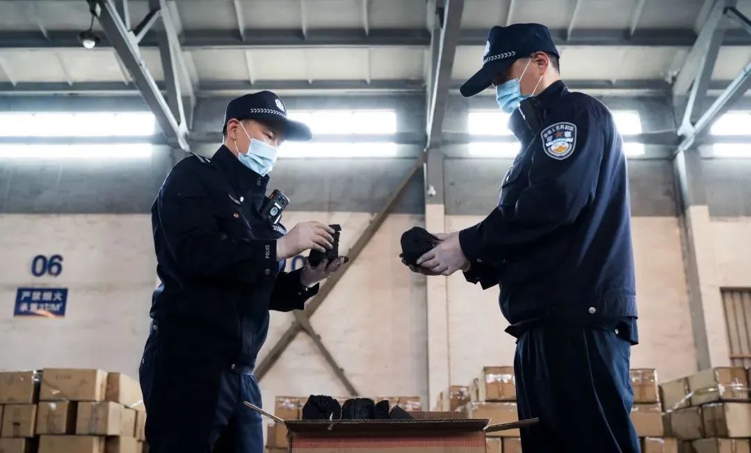 剛剛判了！整整142個集裝箱！“包通關(guān)”偽報品名3000噸特大走私出口案