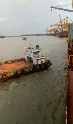 飛來橫禍！168米長集裝箱船靠泊時被駁船撞出大洞，船期延誤不可避免